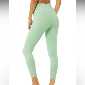 NWOT - ALO YOGA 7/8 HIGH-WAIST AIRBRUSH LEGGING - HONEYDEW
